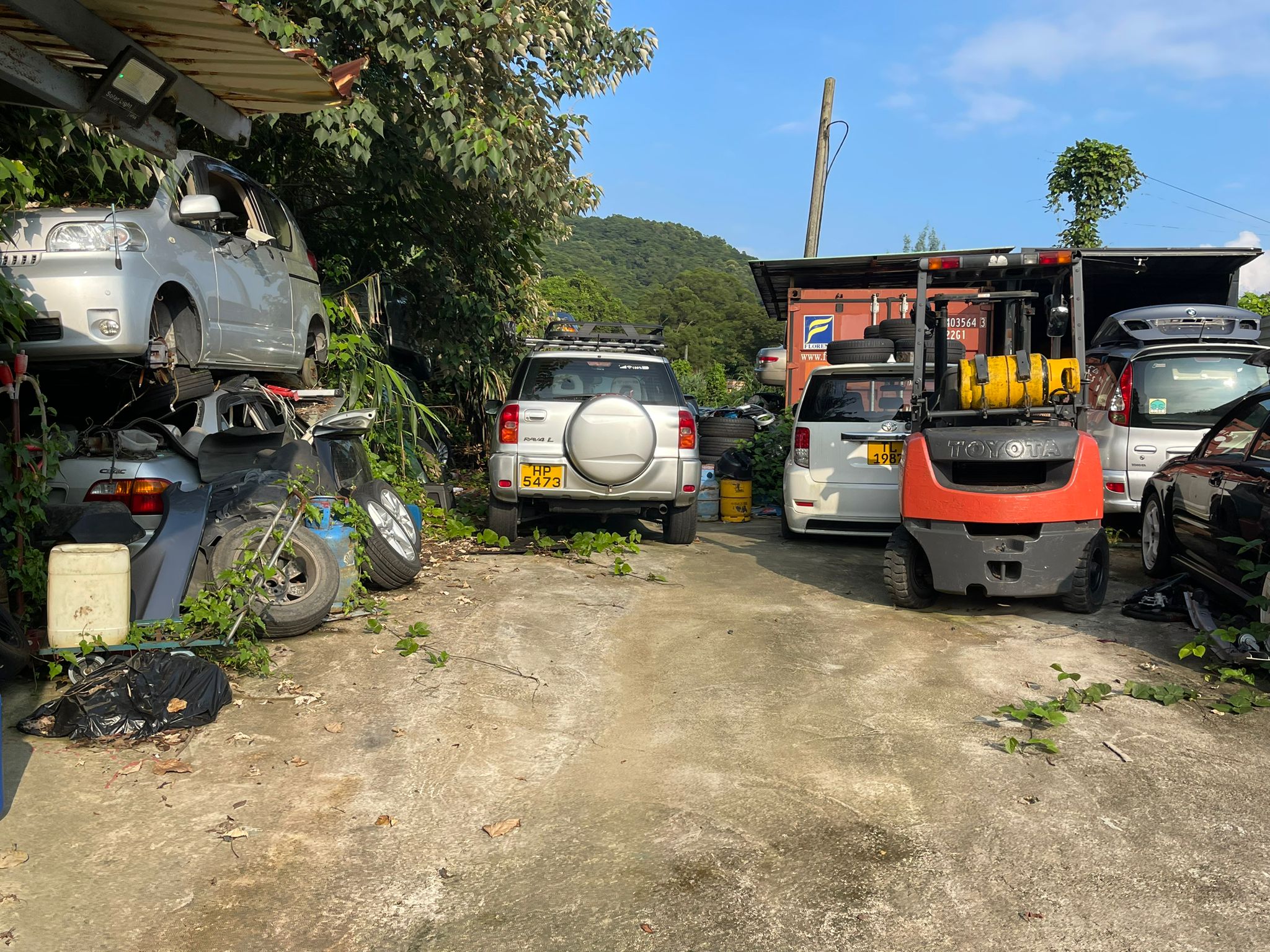 駿峰劏車場日常汽車回收作業